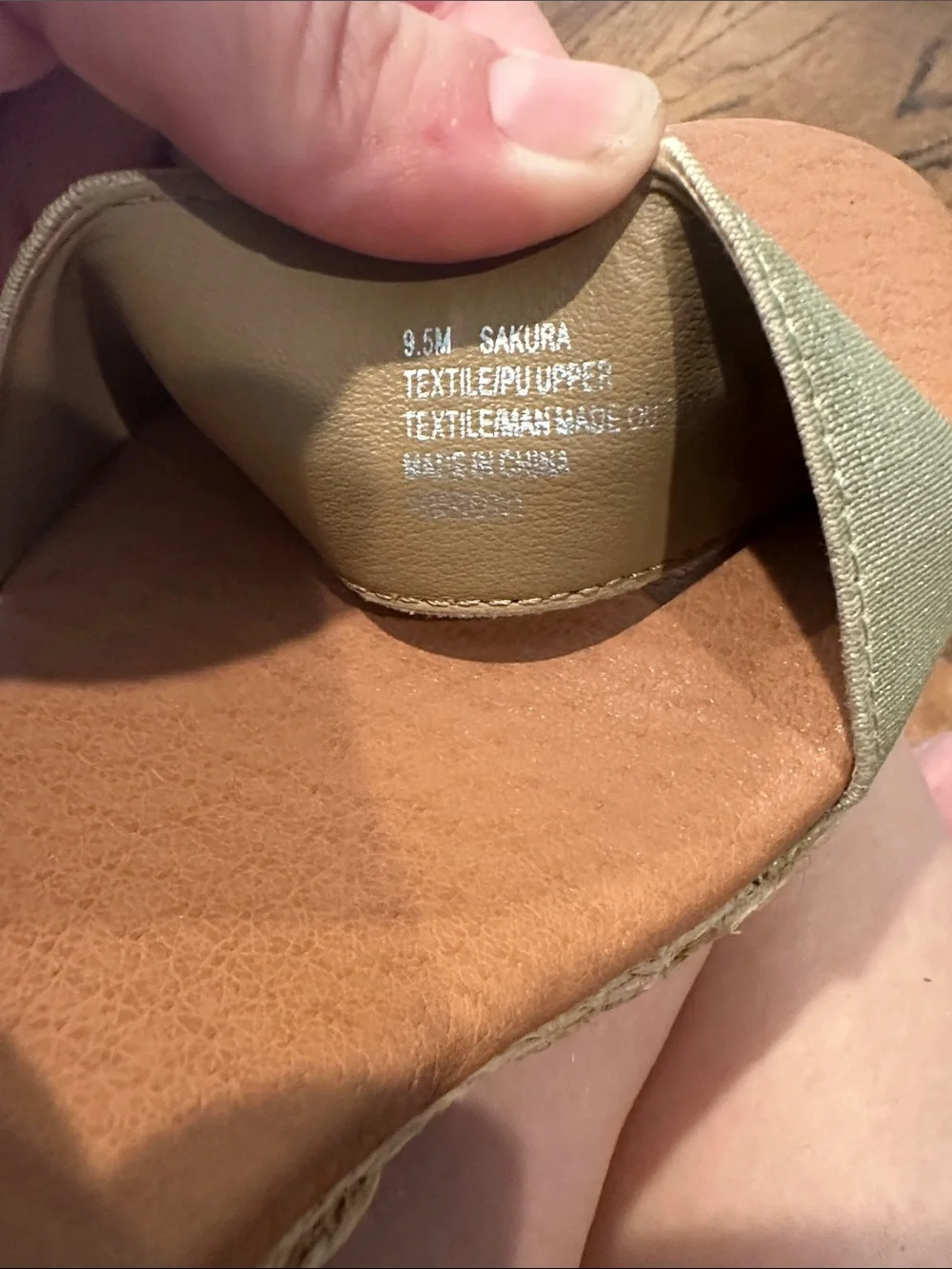 EUC Tommy Bahama Sakura Sz 9.5 Metallic Gold Espadrille Wedge Sandals